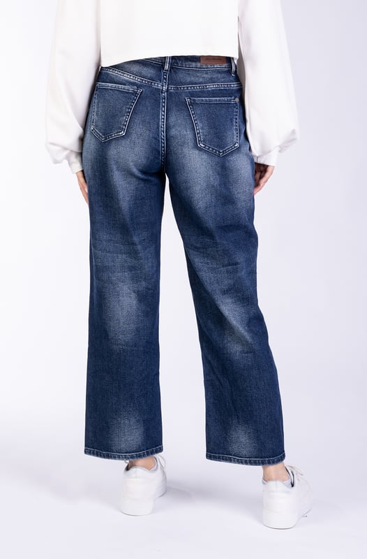 Baggy-Jeans mit mittelhohem Bund und Gürtelschlaufen. Five-Pocket-Stil und weites Bein. Reißverschluss und Knopf vorne