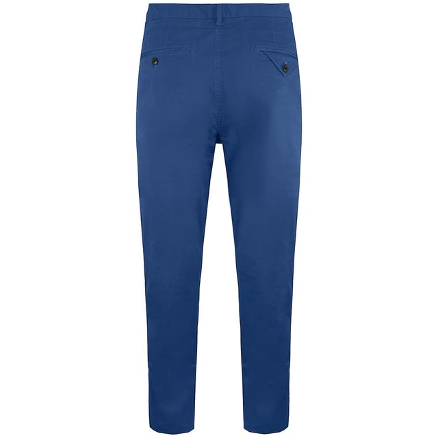 Scotch & Soda Stuart Regular Slim Fit Chinos azules de los hombres: una adición atemporal y versátil a su guardarropa que combina sin esfuerzo estilo, comodidad y calidad. Hecho hechos por la famosa marca de moda holandesa Scotch & Soda, estos chinos están diseñados para elevar sus looks informales e inteligentes casuales. Aquí están las características clave que las hacen imprescindibles:

Fit delgado: los chinos Stuart cuentan con un ajuste delgado normal, lo que tiene el equilibrio perfecto entre un aspecto a medida y un desgaste cómodo. Proporcionan una silueta moderna sin ser demasiado restrictivas.

Material premium: Scotch & Soda es conocido por su compromiso con la calidad, y estos chinos no son la excepción. Están hechos de una mezcla premium de algodón y elastano, asegurando una sensación suave, transpirable y ligeramente elástica. Esta combinación garantiza la comodidad y la durabilidad.

Color azul clásico: el tono azul atemporal de estos chinos agrega un toque de sofisticación a cualquier atuendo. Es versátil, lo que facilita combinar con varias camisas, suéteres o chaquetas para diferentes ocasiones.

Estilización versátil: ya sea que se esté vistiendo para un evento casual de negocios o que busque un aspecto más relajado, estos chinos son increíblemente versátiles. Combínalos con una camisa blanca crujiente y una chaqueta para un conjunto de oficina afilado, o busque una apariencia relajada con una camiseta y zapatillas simples.

Atención al detalle: Scotch & Soda prestan una atención meticulosa al detalle, evidente en los elementos de diseño reflexivos, como el cierre de botones de marca, los bucles de cinturón y los bolsillos prácticos, incluidos los bolsillos inclinados laterales y los bolsillos de la lana trasera.

Fácil de cuidado: estos chinos son fáciles de cuidar, lo que le permite disfrutar de su calidad premium sin la molestia de la limpieza de alto mantenimiento. Simplemente lávelos de acuerdo con las instrucciones de atención, y mantendrán su forma y color.