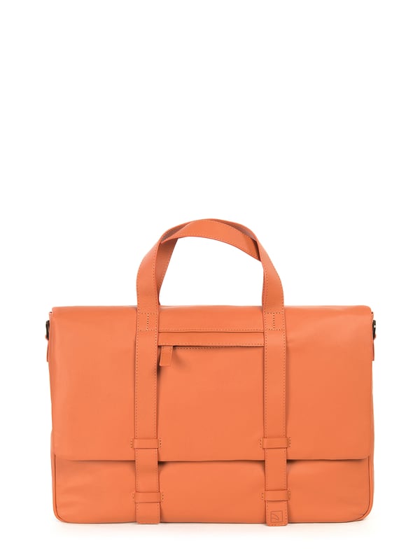 Bolso unisex. El cierre es rápido. Hay dos bolsillos internos abiertos. Los bolsillos externos están ausentes. La bandolera es ajustable y extraíble en piel. El mango es de cuero. Hay un compartimento interno. El material exterior es 100% Piel Auténtica. Internamente es poliéster. Medidas: 32x23,5x4 cm. Producto de moda