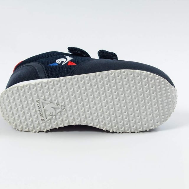 Basket Le Coq Sportif Jazy Inf Jungen Blau Textil. Authentischer Schuh von der Marke Le Coq Sportif - Streetwear/Sportswear Design von Le Coq Sportif - Le Coq Sportif für modebewusste Jungen, perfekt für den Alltag - Der blaue Basket Le Coq Sportif lässt sich ideal mit dem Rest deiner Garderobe kombinieren - Bequemes Textilmaterial - Klassischer Klettverschluss - Jazy Inf - Textil