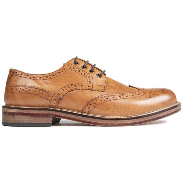 El zapato brogue SOLE Meath presenta parte superior y suela de cuero con detalles brogue clásicos y perforaciones.