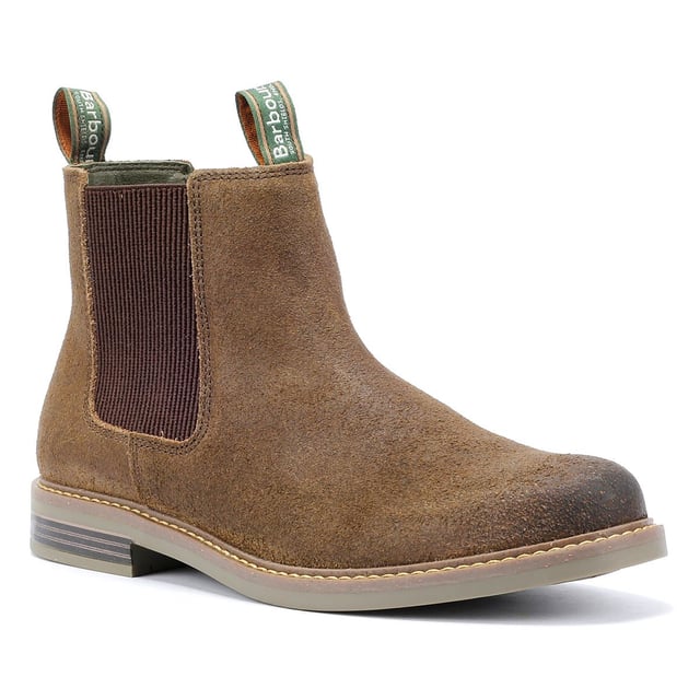 Der Farsley Chelsea Boot hat ein Obermaterial aus Wildleder und eine Zugschlaufe mit dem Barbour-Logo. Die Gummisohle mit Holzpaneel-Details ist mit einer robusten, zementierten Konstruktion an das Obermaterial geklebt und sorgt für maximale Haltbarkeit und Komfort.
