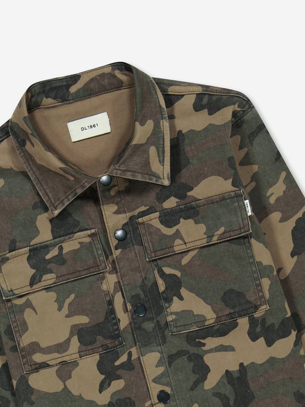 Introducing the exclusive Kids Ash Camouflage Shirt in Brown, a chic addition for any child's AW2024 wardrobe. Designed by DL1961, this garment blends flawless style with supreme comfort. Here‚  why it‚  a must-have: **Striking Camouflage Design**: Elevates everyday style with its unique, eye-catching pattern. Perfect for fashion-forward kids! **Luxurious Comfort**: Crafted with premium materials to ensure your child feels comfortable in any activity. **Versatile Appeal**: Ideal for both boys and girls, making it a versatile staple in any wardrobe.Elevate your child's fashion game with this standout piece from DL1961. Perfect for playful days and stylish moments!