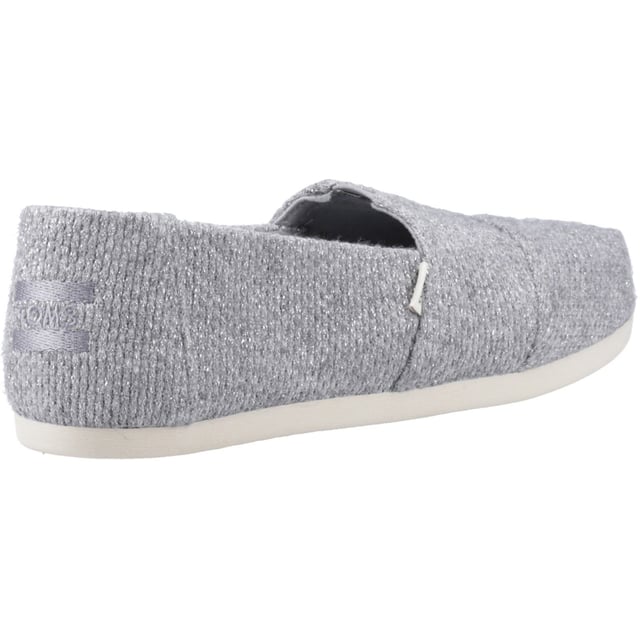 Alltäglicher Stil mit traumhaftem Komfort. Dieser klassische, leicht zu tragende Alpargata-Schuh verfügt über ultra-weiche CloudBound-Sohlen für verbesserte Atmungsaktivität und wolkenartigen Halt. Schlüpfen Sie für einen einfachen Stil hinein und verleihen Sie jedem Look einen majestätischen Moment.