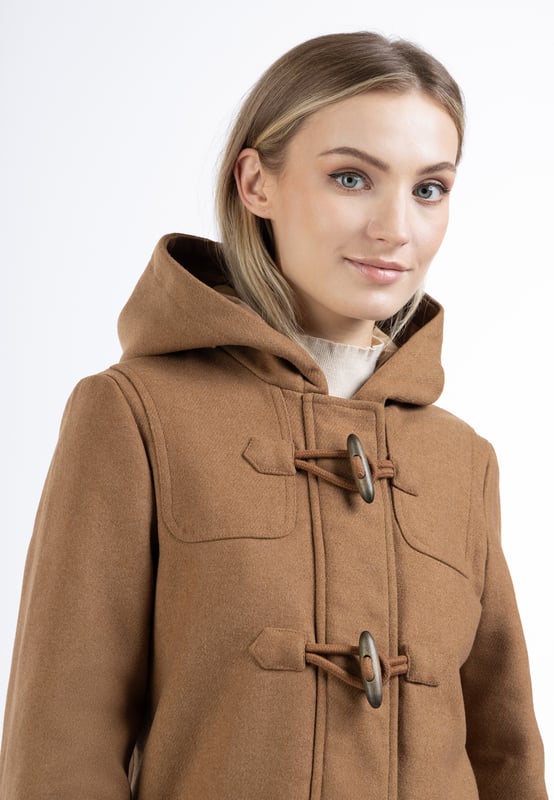 Geen vulling  De duffelcoat van DreiMaster Klassik is gemaakt van een zachte kwaliteit met een wolaandeel en heeft een klassieke, rechte snit. De karakteristieke houten kapittelsluitingen kenmerken de stijl, daaronder zit een robuuste ritssluiting. Twee grote zakken met drukknopen, een capuchon en een DreiMaster-logoborduursel op de bovenarm geven de tussenjas een tijdloze uitstraling.  Overgangsjas van wolmix
