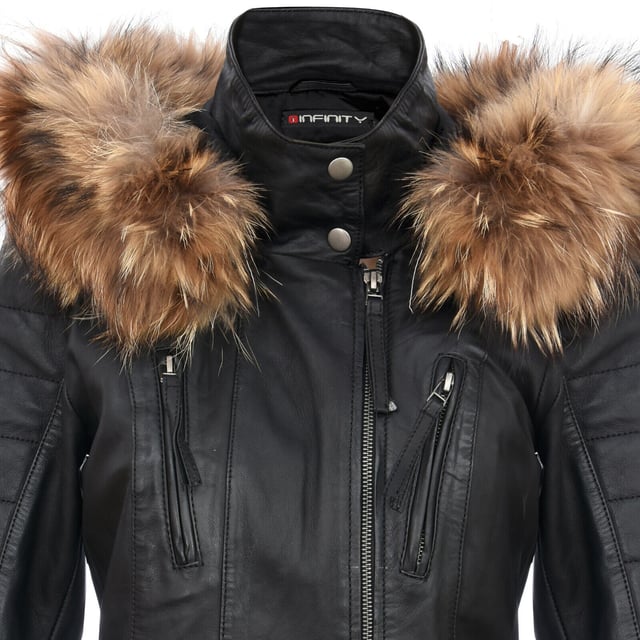 Mejora tu guardarropa de invierno con nuestra parka de cuero para mujer de corte ajustado, una opción perfecta para mantenerte abrigada y con estilo en climas más fríos. Esta chaqueta, confeccionada con 100 % cuero napa ultra suave de primera calidad, ofrece una sensación lujosa y cómoda. Esto es lo que la distingue: Capucha con forro de piel desmontable: la chaqueta cuenta con una capucha con forro de piel desmontable, que brinda calidez y un aspecto exuberante que agrega un toque de sofisticación a tu atuendo de invierno. Bolsillos funcionales con cremallera: cuatro bolsillos con cremallera en la parte delantera de la chaqueta, con lengüeta para una fácil apertura, ofrecen un almacenamiento seguro y conveniente para tus elementos esenciales. Detalles acolchados lujosos: los detalles acolchados en las mangas y la cintura agregan un toque de lujo y textura al diseño de la chaqueta, mejorando su atractivo visual. Cuello alto: el cuello alto, abrochado con botones a presión, no solo te mantiene abrigado, sino que también agrega un elemento elegante y chic al aspecto general. Puños con cremallera: los puños con cremallera brindan mayor capacidad de ajuste y estilo, lo que le permite personalizar la longitud de la manga según sus preferencias. Esta chaqueta parka de cuero para mujer combina moda, funcionalidad y calidad superior, lo que la convierte en un complemento imprescindible para tu guardarropa de invierno para un aspecto elegante y acogedor.