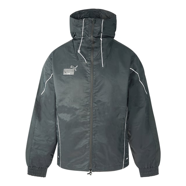 Chaqueta Puma King Casual Negra. Chaqueta Puma King Casual Negra. Estilo: 598845-01. Logotipo de Puma en el lado izquierdo del pecho y logotipo de King en la espalda. Solapa de ventilación en la espalda, puños elásticos y dobladillo con cordón elástico. Ajuste cómodo y relajado.