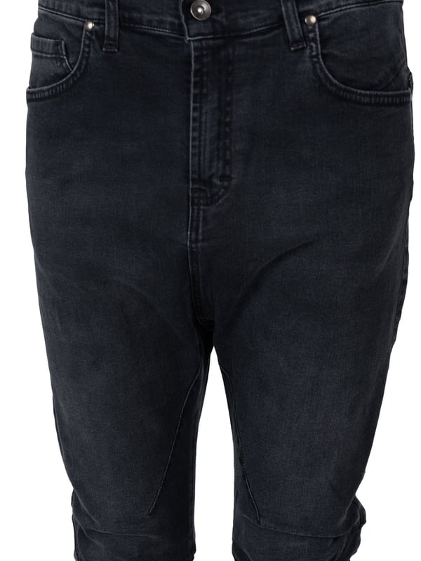 Los pantalones vaqueros son un clásico que nunca pasa de moda, perfectos para cualquier ocasión, desde encuentros casuales hasta salidas más formales.

Las costuras sólidas garantizan durabilidad y resistencia, además de añadir elegancia y estilo, destacando la alta calidad de la confección.

Los prácticos bolsillos traseros y delanteros ofrecen un lugar cómodo para guardar pequeños objetos, como llaves, teléfono o cartera, lo que hace que estos pantalones no solo sean estilosos, sino también funcionales.

El color uniforme hace que estos pantalones sean extremadamente versátiles y fáciles de combinar con diferentes elementos del guardarropa, desde camisetas hasta camisas elegantes.

Los pantalones ligeramente desgastados les añaden carácter y un aspecto moderno, lo que los hace ideales para personas que valoran un estilo de moda pero al mismo tiempo sutil.

Producidos en Italia, estos pantalones vaqueros son sinónimo de la más alta calidad, artesanía y atención al detalle, lo que garantiza una comodidad excepcional de uso y durabilidad a lo largo de los años.