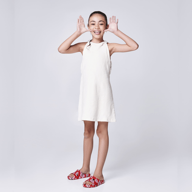 Put a dash of Disney in every step your little one takes with the new Mini Melissa Free Print Slide + Mickey. Extremely lightweight, the sandal has a print in 3DB and serigraphy, and a nylon fastener to ensure stability and comfort.