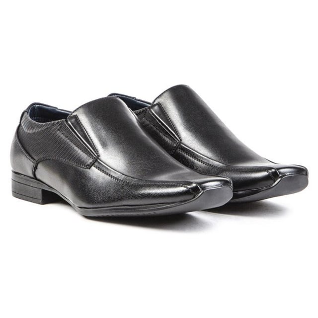 Este elegante zapato Caine li de Soltrader es un elegante mocasín en negro. Los detalles sutiles y la textura en relieve de los cuartos le dan a este sencillo par sin cordones un toque de elegancia. mientras que la suela sintética duradera añade tracción y soporte y el refuerzo elástico asegura un fácil uso. Estos zapatos clásicos para hombre son perfectos para cualquier ocasión, formal o informal, te harán lucir realmente bien.
