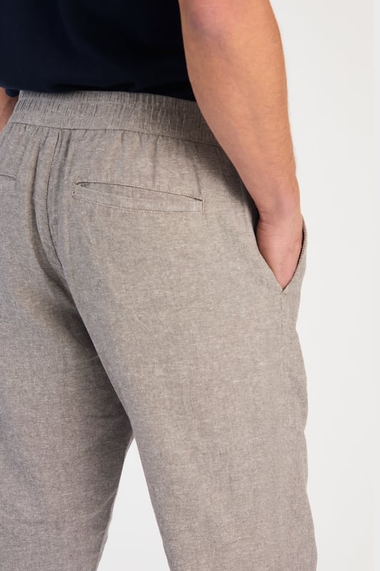 Get stylish with these linen trousers from Nines by Kensington Eastside. Designed in a classic fit, these trousers feature an elasticated waistband and two side pockets. Made from a breathable blend of linen and cotton, these trousers are perfect for both casual and formal occasions. Machine washable for easy care, they are a versatile addition to any wardrobe.