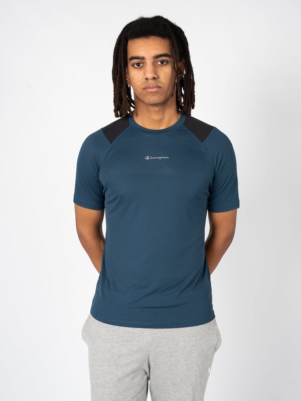 Deze klassieke, eenvoudige snit staat garant voor een tijdloze look en het gemak om het te combineren met verschillende stijlen.

De subtiele, ronde halslijn geeft het shirt een universele touch en zorgt ervoor dat het bij elk lichaamstype past door de nadruk te leggen op de nek en schouders.

Op de voorkant zorgt de print met de merknaam voor een modieuze en stedelijke look die ook een weerspiegeling is van het moderne ontwerp.

Gemaakt van hoogwaardig, ademend materiaal met een Quick Dry-systeem, biedt het de hele dag comfort, ongeacht de activiteit en de weersomstandigheden.