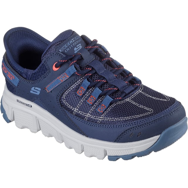 Rijd de trails in moeiteloos comfort met Slip-ins van Skechers: Summits AT. Deze wandelschoen met vetersluiting is ontworpen met ons exclusieve hielkussen en heeft een bovenwerk van synthetisch duraleather en mesh met een dempende Skechers Air-Cooled Memory Foam binnenzool.