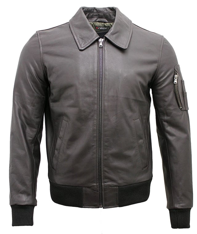Invierta en esta chaqueta de cuero atemporal, confeccionada con cuero de vaca auténtico. Esta chaqueta bomber tiene un cuello camisero clásico, es corta y cuenta con 3 bolsillos externos con cremallera para mayor practicidad. Para brindar un ajuste más personalizado, la chaqueta cuenta con dobladillo y puños acanalados. Aporte un toque elegante a su guardarropa con esta chaqueta de cuero simple pero elegante y duradera.