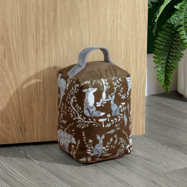 As this lovely stop holds open your door, explore our snug and delicate perspective on the charm of woodland creatures. Hand-drawn bunnies, foxes and bears stand among the delicate flowers on an earthy background. A perfect finishing touch for a rustic-themed room.