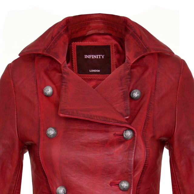 Entra en el encantador reino de la elegancia gótica con nuestro abrigo de cuero gótico para mujer, una sorprendente fusión de estilos eduardiano y victoriano infundido con un toque punk gótico moderno. El abrigo de cuero gótico para mujer combina elementos históricos con matices punk góticos contemporáneos, perfecto para quienes buscan una declaración de moda audaz y distintiva que trascienda épocas. Características del diseño: fusiona a la perfección el diseño de gabardina a medida con un estilo gótico distintivo para una apariencia única y audaz. Fabricado con cuero de alta calidad, lo que garantiza durabilidad y una sensación opulenta para una inversión de guardarropa a largo plazo. El clásico cierre de botones cruzados agrega encanto vintage y sofisticación atemporal a la estética del abrigo. La dramática confección del dobladillo presenta una silueta femenina que recuerda a la moda eduardiana y victoriana, agregando atractivo visual. Hecho 100% de cuero, este abrigo rezuma lujo y construcción de calidad, atrayendo a los entusiastas de la moda que buscan una pieza de declaración única.