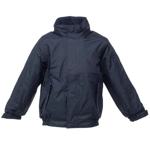 100% Hydrafort-Polyester. Winddicht. Verschweißte Nähte. Nietenbesetzte Sturmklappe mit Klettverschluss. Polyamid-gefütterte Ärmel mit Thermoguard-Isolierung. Elastische Manschetten. 2 untere Reißverschlusstaschen. Reflektierende Sicherheitspaspeln an den unteren Taschen und den Rückennähten. Innentasche. Verdeckte Kapuze. Mit Fleece gefütterter Kragen. Gedrucktes Namensetikett. Verdeckter Reißverschluss im Futter für den Zugang zu Stickereien. Auch in Herrengrößen erhältlich, Code TRW297. Gewicht: 250g/mï¿½ Serie Anti-Pill Symmetry Fleece. Material: Hydrafort-Polyester. Regatta Kindergrößen (Brustumfang ca.): 2 Jahre (53-55cm), 3-4 Jahre (55-57cm), 5-6 Jahre (59-61cm), 7-8 Jahre (63-67cm), 9-10 Jahre (69-73cm), 11-12 Jahre (75-79cm), 32 (79-83cm), 34 (83-85cm).
