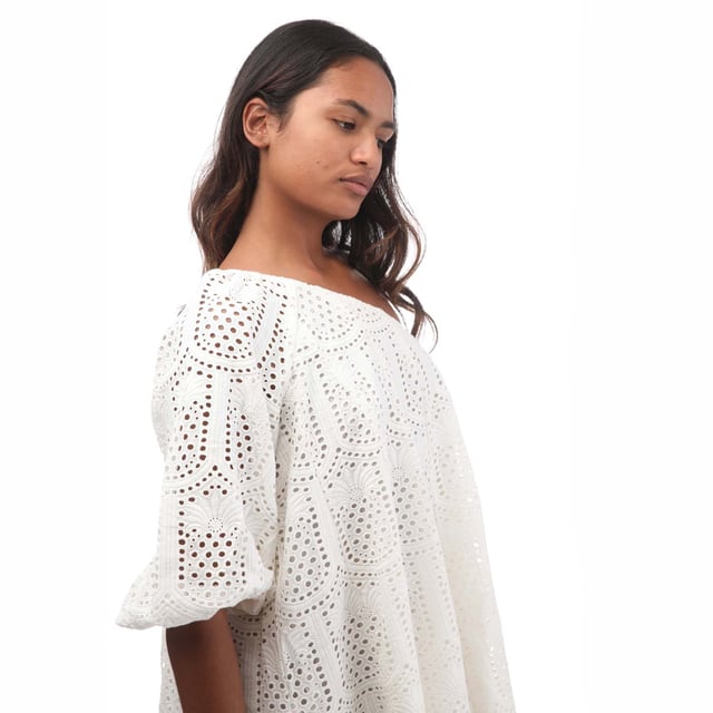 Women's Sundress Louisa Short Dress in White.- Flared long sleeve.- Cinched at the cuff with an elastic band.- Pineapple eyelet fabric.- Asymmetric piece with a flared silhouette.- 100% Cotton. Ref: R24012.