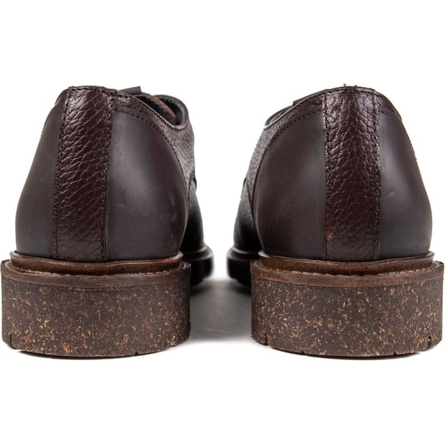 Mit diesem braunen Derbyschuh, der nachhaltigen Schuhmarke RE.SOLE, kannst Du Dich mit gutem Gewissen sehen lassen. Die Herrenboots machen mit dezenten Marken-Details und sauberer Verarbeitung Eindruck.  Das Leder dieses Modells stammt von der Leather-Working-Group, das verwendete Metall ist nickelfrei, die Schnürsenkel bestehen aus Bio-Baumwolle und die Sohle besteht zu 80 % aus recyceltem Gummi. Auch das Futter ist zu 90 % aus Upcycling-Polyester und der Laufsohlenrand aus recyceltem Spanplattenleder. RE.SOLE ist die nachhaltige Marke der Zukunft und exklusiv bei Soletrader erhältlich.