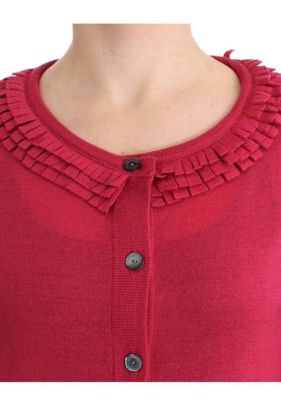 Material 100% lana.
  Color rosado.
  Estilo cardigan.
  Detalles de volantes.
  Acentos de logotipo.
  Cierre frontal con botones.
  Etiquetas originales y bolsa de la tienda incluidas.