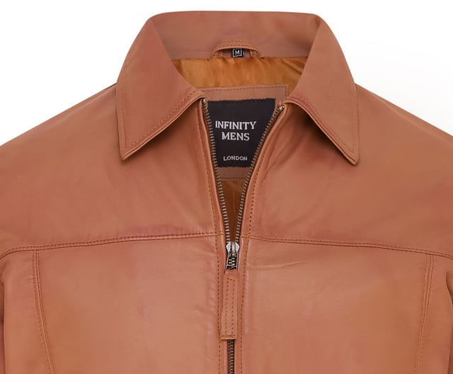 Esta chaqueta Harrington es un diseño atemporal que recuerda a la era de los moteros de los años 50. Presenta un cuello camisero clásico y dos bolsillos para las manos en la cintura para un look limpio y clásico. Disponible en negro, tostado y marrón castaño oscuro, esta chaqueta se puede combinar con una variedad de atuendos y es la opción perfecta para salir de noche. Con un interior de satén de primera calidad y un cuerpo de cuero napa elaborado con cariño, esta cómoda Harrington es un testimonio del hecho de que, a pesar de la variedad de modas y gustos, algunas prendas están hechas para ser básicas en tu guardarropa. • 100 % cuero napa ultra suave de primera calidad. • Dos bolsillos en ángulo en la cintura • Cuello camisero clásico • Bolsillos integrados en el forro de la chaqueta • Cierre de cremallera YKK