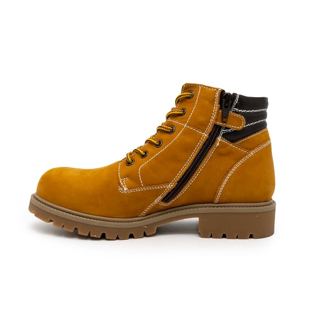 Especificaciones: Bota para niño confeccionada en ante con costuras en contraste, cierre con cordones y cremallera lateral y logo estampado en caliente en el lateral Parte superior: Piel Altura: 10 cm superior Tipo de suela: Suela con tacón de bloque de 3 cm Calzado Nero Giardini todos son MADE IN ITALIA
