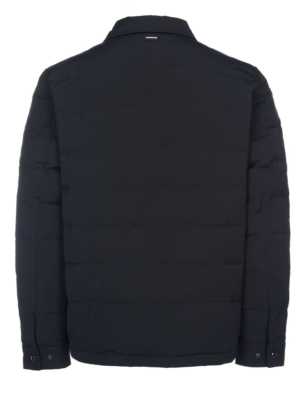 100% polyester; Tommy Hilfiger-jas;  Model: MW0MW32816BDS;  Hoogwaardige afwerking;  Kent-kraag;  drukknoopsluiting;  Twee borstzakken met drukknopen;  donsvoering;  Tommy Hilfiger-logodetails