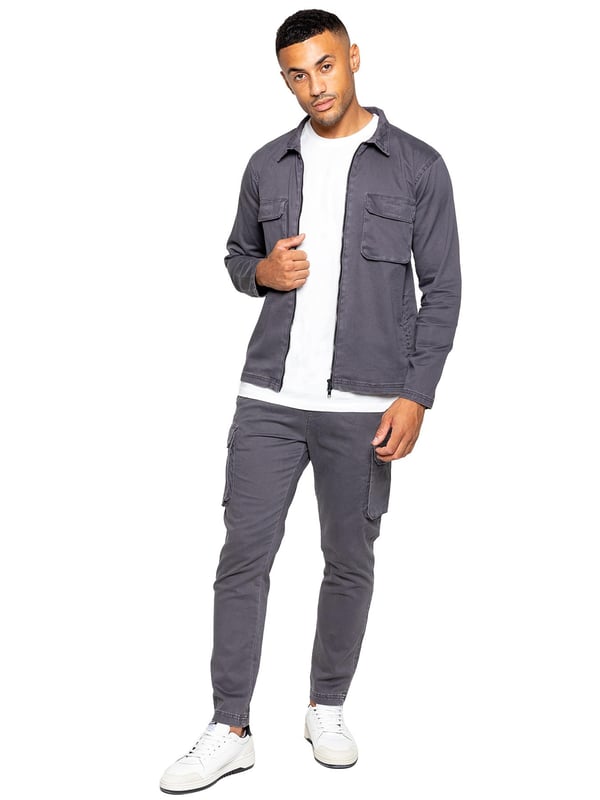 Het Enzo cargo-overshirtjack heeft een ontwerp met lange mouwen, ritssluiting en een halslijn met kraag voor een klassieke look. Met twee platte cargozakken aan de voorkant en twee paspelzakken aan de zijkant, heb je voldoende opbergruimte voor al je benodigdheden. De gestikte biezen op de mouwen en zoom geven dit veelzijdige kledingstuk een vleugje detail.