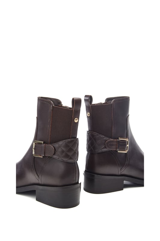 Curate your shoe collection with Cellia. Complete with quilted detail to add a touch of texture to your look - this smart ankle boot will pair perfectly with a wide range of outfits. The faux fur lining and leather sock ensure the boot feels as good as it looks, whilst the inside zip allows for effortless foot entry.