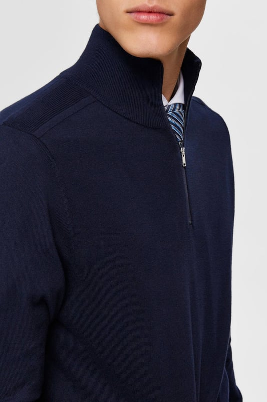 Denna skippertröja för män från SELECTED HOMME är tillverkad i bomull. Modellen har en uppstående krage och långa ärmar. Jumpern har dragkedja.Detaljer om denna jumper:stilnamn: SLHBERGfinstickad