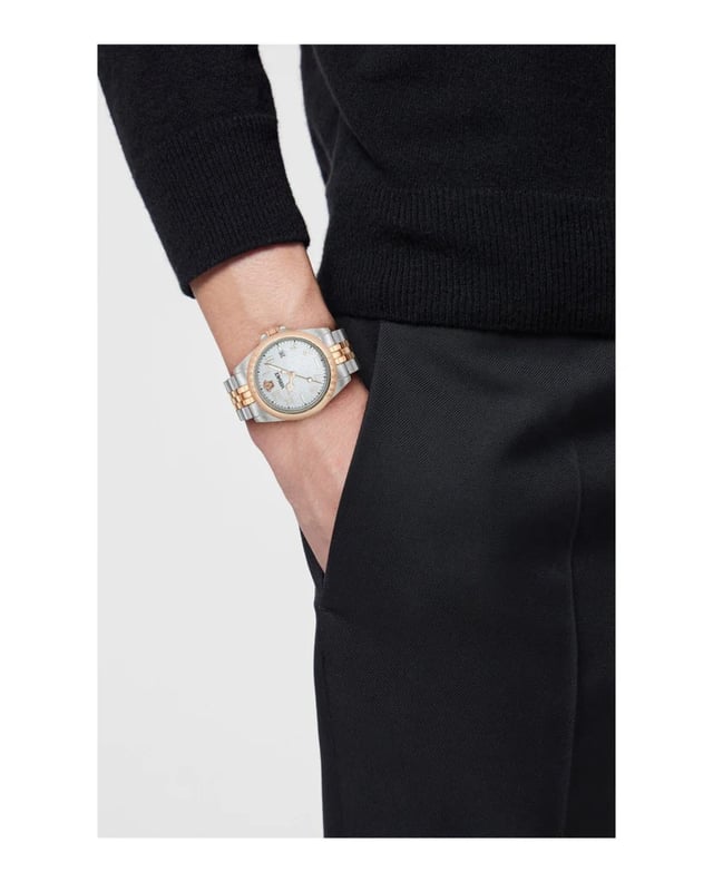 Dit Versace Heren horloge beschikt over een Quartz binnenwerk. De kast (41 mm mm) is vervaardigd uit RVS (Multi) en heeft een Saffierglas. De band is Goudkleurig RVS. Dit horloge uit de Versace Anteo reeks is een mooi en tijdloos geschenk. Verras jezelf of iemand anders met dit cadeau. Bovendien geniet u hierbij van 2 jaar garantie tegen alle fabricagefouten.