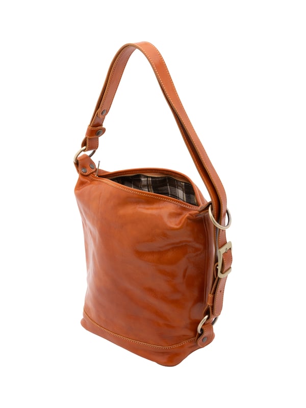 Bolso tipo bombonera para mujer. El cierre es con cremallera. Los bolsillos internos son uno con cremallera. Los bolsillos externos están ausentes. La bandolera es ajustable en piel. Falta el mango. Hay un compartimento interno. El material exterior es auténtica piel de vacuno. Internamente está forrado en algodón. Medidas: 34x33x15 cm. Hecho en Italia
