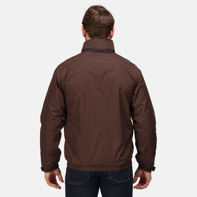 Getapete naden Waterbestendig en winddicht Kraag en lichaam fleece gevoerd Polyamide gevoerde mouwen met Thermo-Guard isolatie Binnenkant: 250-serie anti-pluis Symmetrie fleece gevoerde lichaam Verborgen capuchon Verstelbare manchetten 2 onderste zakken met rits Zak voor mobiele telefoon Stormflap met klittenband Regatta's best verkopende jas Verborgen ritssluiting in voering voor toegang tot borduurwerk Stof: Waterbestendige Hydrafort Polyester S (Borstomvang: 96cm) M (Borstomvang: 102cm) L (Borstomvang: 107cm) XL (Borstomvang: 112cm) 2XL (Borstomvang: 119cm) 3XL (Borstomvang: 127cm) 4XL (Borstomvang: 135cm)