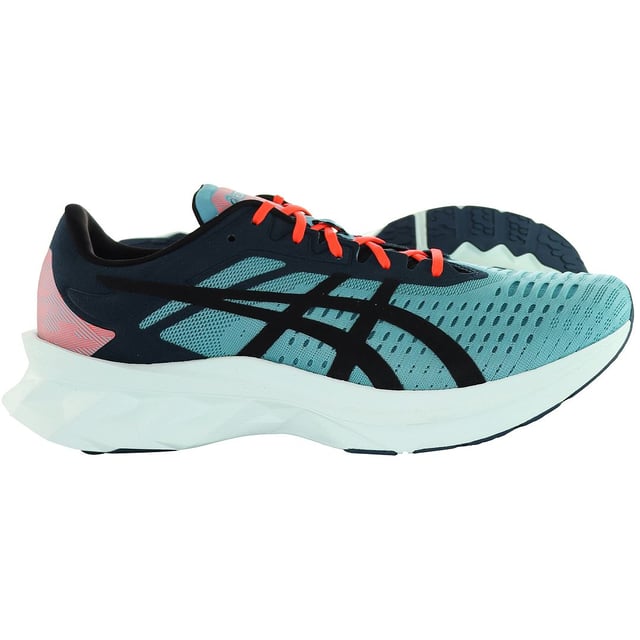 Zapatillas Asics Novablast SPS para hombre en azul: una mezcla dinámica de innovación y estilo para el corredor moderno. Con un énfasis en la amortiguación de respuesta y un diseño elegante, estos entrenadores están diseñados para elevar su experiencia de correr.

Características principales:

 Entresuela FlyteFoam Blast:  Es probable que las Novablast SPS incorporen la tecnología FlyteFoam Blast de Asics en la entresuela. Este material ligero y sensible proporciona un excelente retorno de energía, haciendo que cada zancada sea más cómoda y eficiente.

 Parte superior transpirable:  Las zapatillas están equipadas con una parte superior transpirable, que favorece la ventilación y ayuda a mantener los pies frescos durante las carreras. Esta característica es crucial para la comodidad, especialmente durante los entrenamientos más largos.

 Diseño de talón elevado:  La serie Novablast suele incorporar un diseño de talón elevado que favorece un movimiento de balanceo hacia delante, mejorando tu ciclo de marcha natural y proporcionando una experiencia de carrera más eficiente.

 Detalles reflectantes:  La seguridad se prioriza con detalles reflectantes incorporados en el diseño. Tanto si corres con poca luz como si lo haces a primera hora de la mañana o al atardecer, estos detalles mejoran la visibilidad.