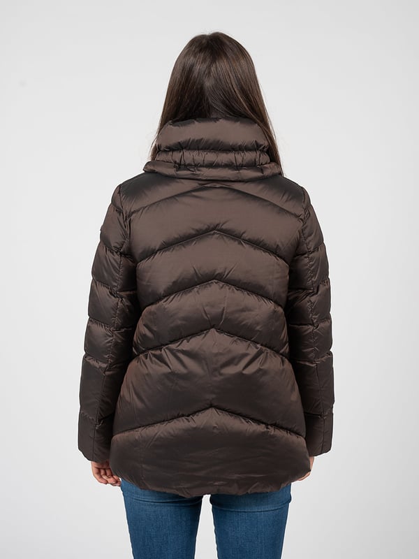 El diseño sencillo de esta chaqueta proporciona un estilo atemporal que funciona perfectamente en cualquier situación, y al mismo tiempo permite una fácil combinación con varios elementos del vestuario, creando un conjunto armónico.

La parte inferior suelta ofrece libertad de movimiento y comodidad al vestir, lo que es ideal para los días más fríos, cuando quieres sentirte cómodo y con estilo, sin restricciones.

La chaqueta acolchada no es solo una elección de moda, sino también práctica, ya que el acolchado ayuda a distribuir uniformemente el calor, lo cual es extremadamente importante en los días de invierno.

El cuello con cierre a presión es un detalle que añade un aspecto moderno a la chaqueta, al mismo tiempo que protege contra el viento, proporcionando calor y comodidad adicionales.

Cerrada con una doble cremallera logotipada, la chaqueta no sólo se ve elegante, sino que también ofrece protección adicional contra el frío, y el logotipo añade un carácter exclusivo.

En el frente, dos bolsillos con cremallera son una solución práctica que permite guardar de manera segura pequeños objetos, como llaves o un teléfono, siempre a mano.

Las mangas terminadas con goma elástica garantizan un ajuste perfecto y protección contra el aire frío, haciendo que la chaqueta sea aún más funcional.

Aislada con plumón de pato, la chaqueta proporciona un calor incomparable y ligereza, clave para la comodidad en los días más fríos del año.

Hecha de tejido de alta calidad, transpirable y resistente al agua, la chaqueta ofrece excelente protección contra la lluvia y el viento, al mismo tiempo permite que la piel respire, lo que la convierte en una opción ideal para cualquier clima.