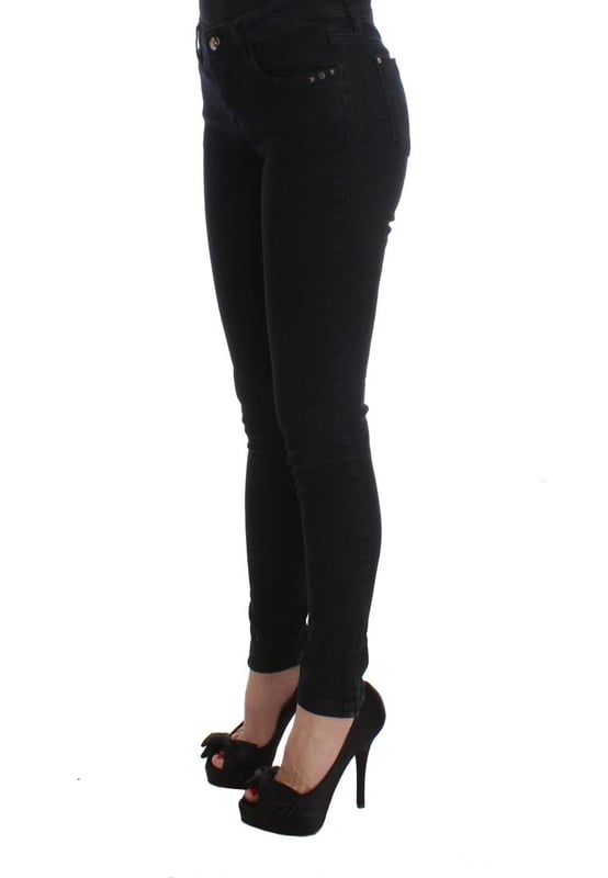 A estrenar con etiquetas.
  Diseno slim fit.
  Color: Negro.
  Material: 74% algodon 24% poliamida.
  Bragueta: cremallera y boton.
  Detalles del logotipo.