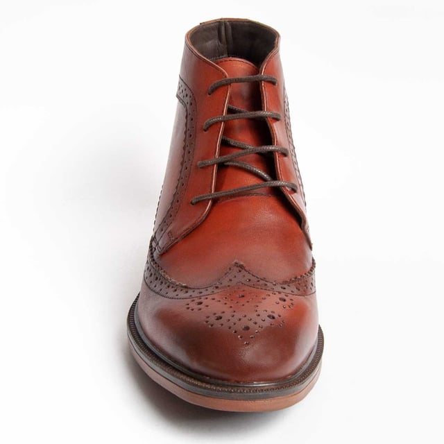 Garantía Purapiel, 10 años de garantía. Bota para hombre. Fabricado en cuero 100% natural libre de Cromo VI. Materiales de máxima calidad. Suela de goma antideslizante. Plantilla acolchada. Fabricado por otras marca para nuestra marca. Medidas aproximadas: 12 cm alto de caña y 10 cm ancho de caña.