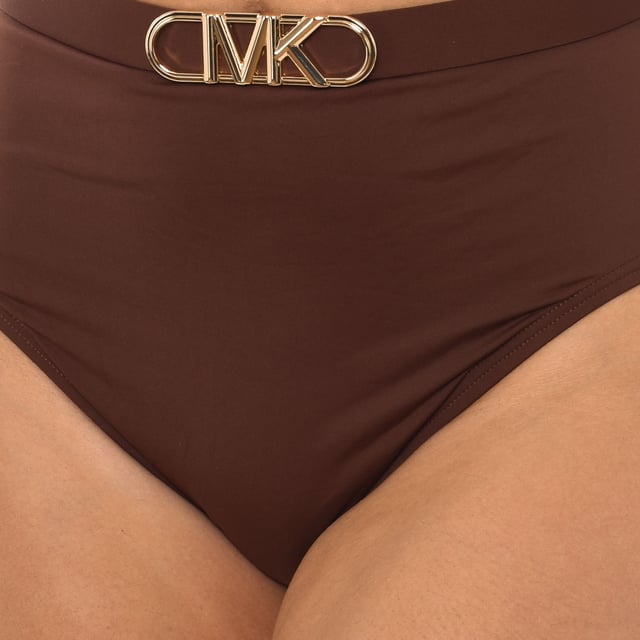 Una silueta retro que realzará tu figura, recibe un detalle de diseñador en la parte superior del bikini de cintura alta de Michael Kors ya que presenta una cintura con cinturón con logo imperio.

Braguita de bikini.
Braguita de pierna alta.
Detalle del cinturón con el logo de la marca.
Cinturón no regulable.
Totalmente forrado.
Costuras vistas a tono.
 Composición: Exterior: 85% Poliamida, 15% Elastano; Forro: 92% Poliéster, 8% Elastano.; Copas: 100% Poliuretano.
 Cuidados:
Lavar a mano con agua fría.
Utilizar jabón neutro.
No utilizar lejía.
Aclarar sin retorcer.
No planchar.