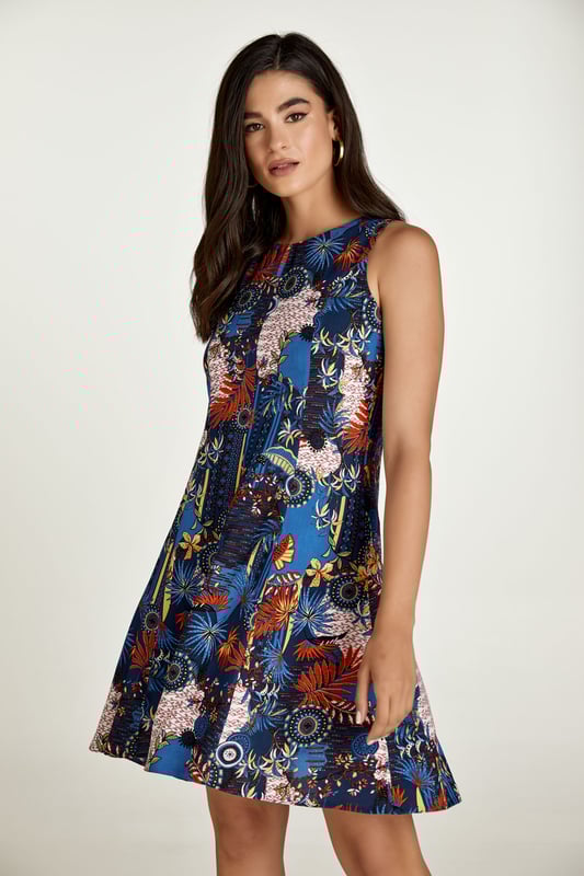 Este vestido con estampado floral azul marino está elaborado en viscosa tejida. Es sin mangas y tiene escote redondo. Hay cierre de cremallera oculto en la espalda. Las costuras verticales en el cuerpo crean un ajuste perfecto. El vestido se ajusta al cuerpo y se abre en una falda estilo cloche desde la cintura.