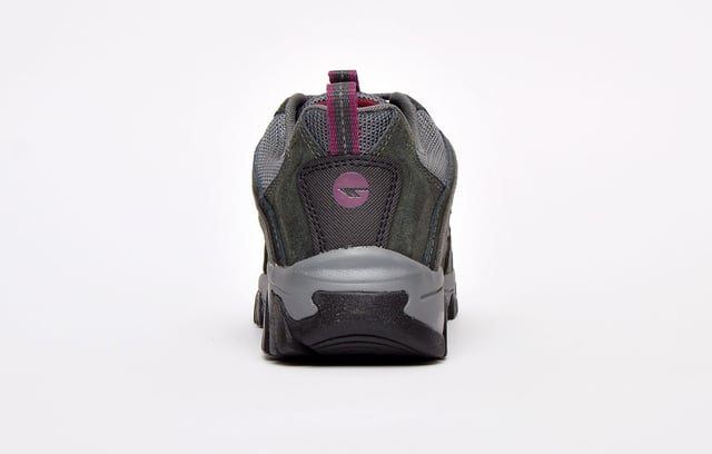 El zapato para caminar Auckland II WP de Hi-Tec es perfecto para todas tus actividades al aire libre. Proporcionando una parte superior mixta con gamuza. un resistente guardabarros de PU y malla transpirable para mayor comodidad. El Dri-Tec impermeable. La membrana transpirable mantiene tus pies secos y la suela de goma resistente te lleva por todos los terrenos con paso firme.