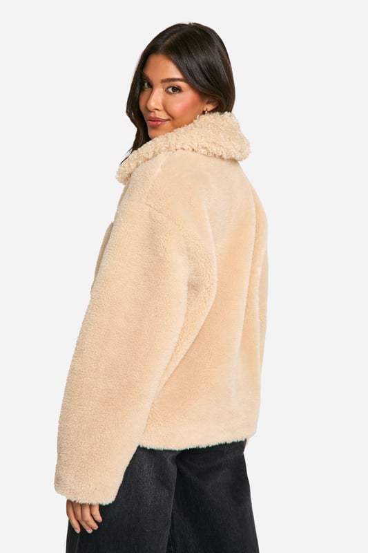 Wrap up in the latest coats and jackets and get out-there with your outerwearBreathe life into your new season layering with the latest coats and jackets from boohoo. Supersize your silhouette in a padded jacket, stick to sporty styling with a bomber, or protect yourself from the elements in a plastic raincoat. For a more luxe layering piece, faux fur coats come in fondant shades and longline duster coats give your look an androgynous edge.