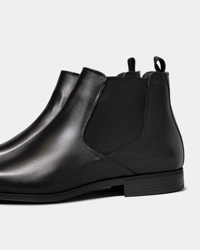 Salga con estilo con las botas Chelsea Theon de BOSS. Confeccionadas con cuero de primera calidad, estas botas negras rezuman un diseño elegante y sofisticado, perfecto para cualquier ocasión. La suela de goma garantiza la máxima comodidad y durabilidad, mientras que la clásica silueta Chelsea añade un toque de elegancia atemporal. Mejora tu colección de zapatos y siéntete como un jefe.