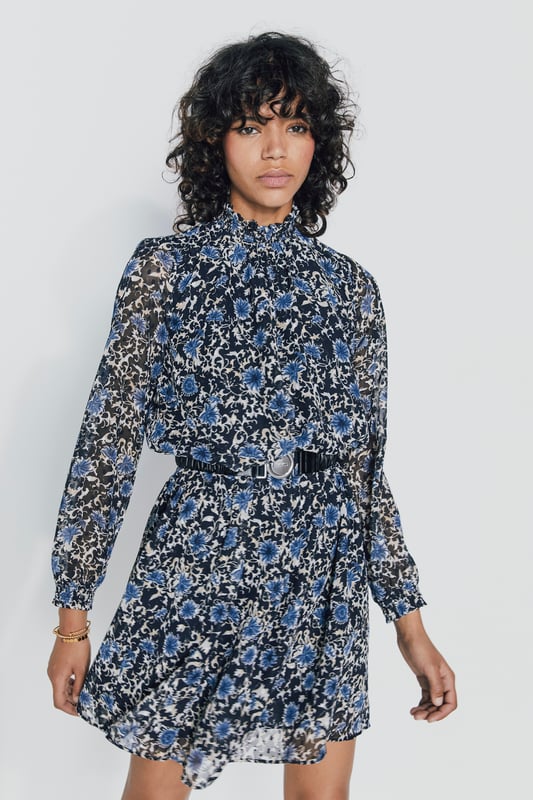 Midi dress with blue anemones, high neck and long sleeves. Elastics at the wrists and collar. Low-necked in the back and button fastening.