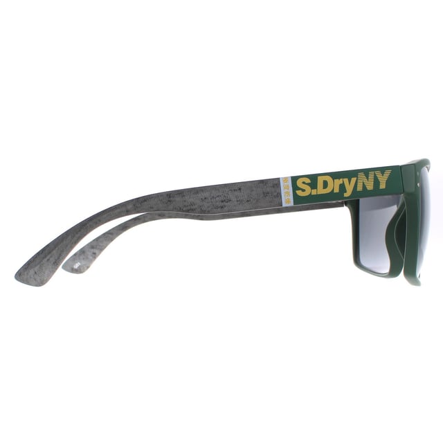 De Superdry Kobe SDS 107 zonnebril in mat rubbergroen grijs is een perfecte combinatie van sportief en stijlvol design. Op de slapen van de bril staat het iconische Superdry-logo, wat een vleugje designerflair toevoegt. Deze zonnebril is perfect voor degenen die een sportief randje aan hun look willen toevoegen en is veelzijdig genoeg om te combineren met elke outfit, of je je nu omhoog of omlaag kleedt.