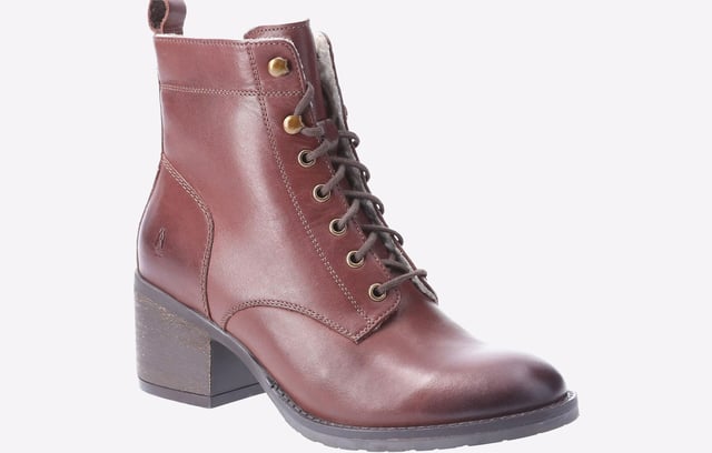 Hush Puppies Harriet Damenstiefel Aus Braunem Leder Hochwertiges Leder mit klassischem Aussehen und kräftigem Absatz, der Harriet-Stiefel sieht fantastisch aus, und dank seines weichen Schaffellfutters und des Memory-Foam-Innenraums werden Sie sich den ganzen Tag über auch fantastisch fühlen