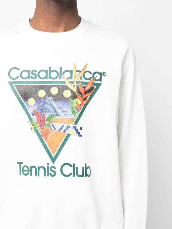 La sudadera Tennis Club de Casablanca muestra la defensa de la est�tica deportiva por parte de la marca. Confeccionado en punto loopback de algod�n org�nico, est� decorado con uno de los estampados gr�ficos caracter�sticos de la marca que resalta sobre el fondo blanco.