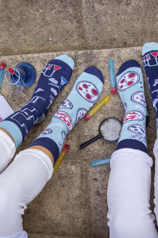 Es hora de investigar. Ponte estos calcetines de laboratorio SPOX SOX Novelty y ¡vamos al laboratorio! Un par perfecto para un amante de la ciencia y alguien a quien le encante pasar tiempo en el laboratorio. Uno de estos calcetines de laboratorio presenta matraces, tubos de medida, probetas, mechero y microscopio, el equipo necesario en todo laboratorio. El otro de estos calcetines científicos muestra una investigación en curso con un primer plano a través de un microscopio de las bacterias, virus y patógenos. Ponte los calcetines y deja que sean tu estimulante final. Al menos, de buen humor. Estos calcetines desparejados con temática de laboratorio serán un regalo perfecto para cualquier amante de la ciencia. También pueden ser un buen regalo de cumpleaños o de Navidad, e incluso un buen relleno para calcetines. Los coloridos calcetines son de algodón, lo que los hace suaves y cómodos. Están diseñados y fabricados en Polonia con esmero para ofrecer la mejor calidad, durabilidad, comodidad y un bonito diseño. ¡Da el primer paso hacia una vida más colorida con los divertidos Spox Sox! Estos calcetines son de 1 par por paquete y vienen en 3 tallas para adultos: 4-6 UK, 7-10 UK y 11-13 UK. Están hechos de 80% algodón, 15% poliamida, 5% elastano y son totalmente lavables a máquina.