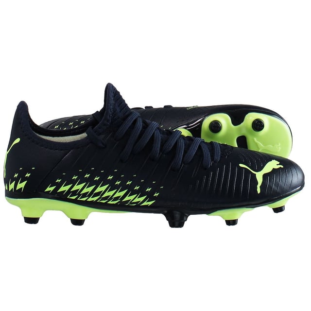Si estás listo para llevar tu juego a nuevas cotas de vértigo, estas botas de fútbol Future Z 4.4 son para ti. Se completan con la extraordinaria tecnología FUZIONFIT+ para un calzado que se adapta a la forma de tu pie y te proporciona el máximo equilibrio y flexibilidad. La suela Dynamic Motion System mejora la tracción y los movimientos multidireccionales explosivos. Además, las Creator Zones, estratégicamente situadas en el antepié, proporcionan un control excepcional del balón. ¿A qué estás esperando?

CARACTERÍSTICAS Y VENTAJAS
FUZIONFIT+: Tecnología de compresión adaptativa que bloquea el pie y permite movimientos más explosivos en el terreno de juego

DETALLES
Parte superior suave y ligera
Creator Zones proporciona un tacto superior en las zonas de contacto clave
Suela Dynamic Motion System para mayor libertad de movimiento y sujeción
Adecuadas para su uso en superficies naturales firmes y césped artificial
La configuración avanzada de los tacos mejora la tracción multidireccional
Contrafuerte del talón integrado para una mayor sujeción y fijación
Logotipo PUMA Cat en la puntera
Logotipo PUMA Cat en la parte trasera del talón
