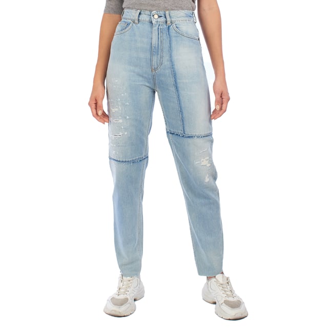 Emporio Armani jeans med en avslappnad passform, designade för att ge komfort och stil vid alla tillfällen.\n\n Tillverkad av högkvalitativ denim garanterar den utmärkt motstånd och hållbarhet, medan den avslappnade passformen ger stor rörelsefrihet.\n\n Designen framhävs av dekorativa sömmar genom hela tyget, vilket ger en modern och distinkt touch, tillsammans med varumärkets logotyp patch på bakre linningen och den ikoniska metallörnen på bakfickan, den omisskännliga tätningen av Emporio Armani.\n\n Modellen har knapp- och dragkedjestängning fram, bälteshällor och den klassiska femficksdesignen, som kombinerar funktionalitet och estetik.\n\n Perfekt för att komplettera en avslappnad look med en sofistikerad känsla, oavsett om det är med sneakers eller mer formella skor.\n\n Ett mångsidigt och tidlöst plagg som inte får saknas i din garderob.\n Sammansättning: 100% bomull\n Skötsel:\n- Maskintvätt kallt på känslig cykel.\n - Använd milda rengöringsmedel.\n - Använd torktumlare på låg temperatur.\n - Stryk vid låga temperaturer.\n - Får inte kemtvättas.