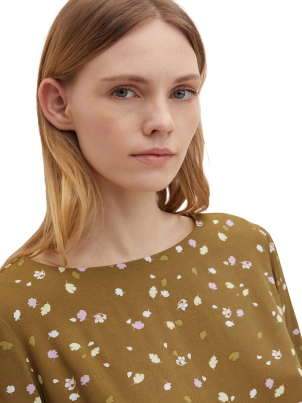 Gedessineerde blouse met boothals en 3/4 mouwen van zuivere viscose.